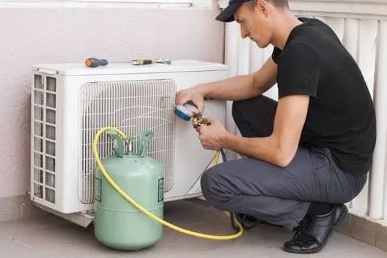 Ricarica gas a peso — un Haier a Sant'Ilario d'Enza Ricarica del gas a peso (R32/R410A) di un Haier a Sant'Ilario d'Enza